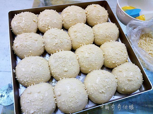 表面刷层蛋液，撒上香酥粒。
香酥粒的做法看步骤25，我这个是上回做草莓小甜心面包多余的。