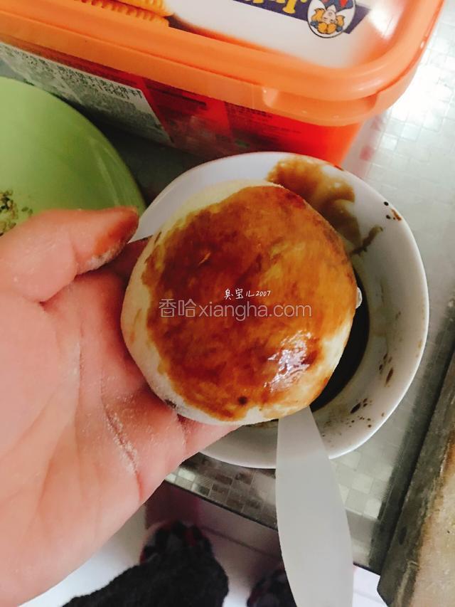 
表面先沾一下酱油