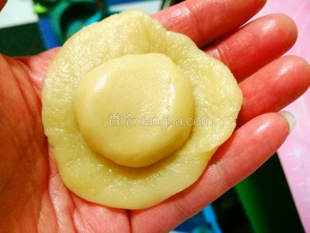 将水油皮在外，酥皮在内