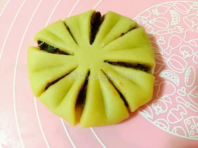 每瓣上用刀背压一下