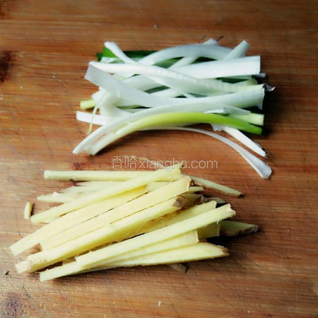 葱姜切丝，辣椒切小段