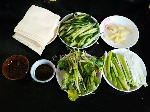 黄瓜切丝，葱切丝，香菜切段，姜切丝，豆皮切2x2.5cm的块。
干黄酱加水稀释，
甜面酱取15g。

