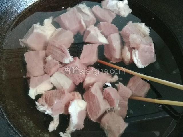 切成大块，反复用清水泡出血水。