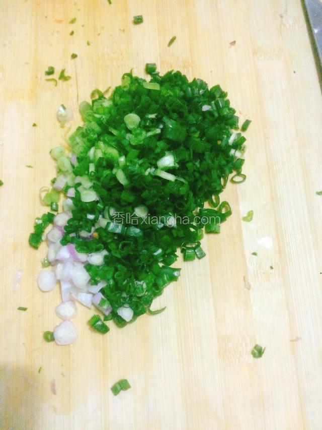 葱切葱花。
