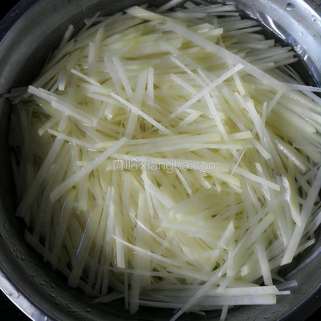 土豆切丝用清水冲洗几遍