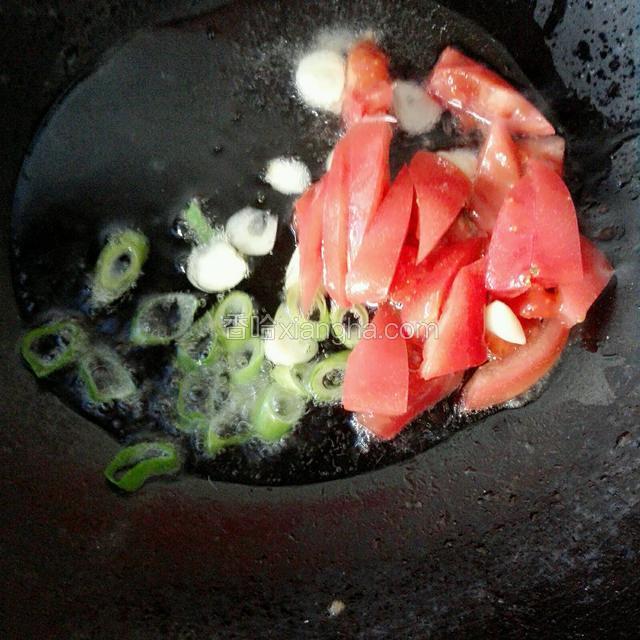 锅里倒油爆香葱蒜，放入番茄翻炒