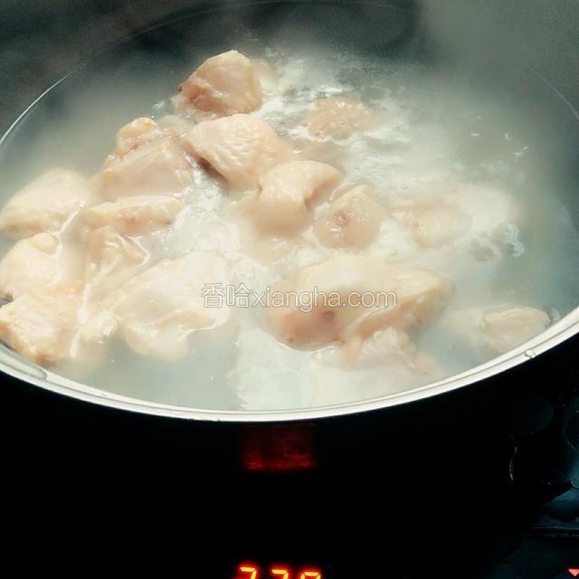 鸡翅切小块焯水，捞出洗净沥干
