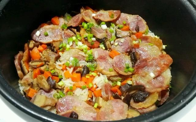 饭煮熟了焖5分钟，开盖撒上葱花。