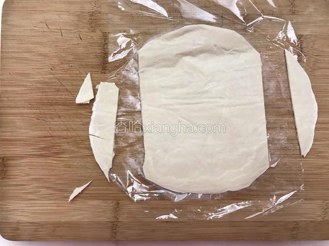 飞饼一张，先切去左右两边。这张饼切的急了，切碎了。