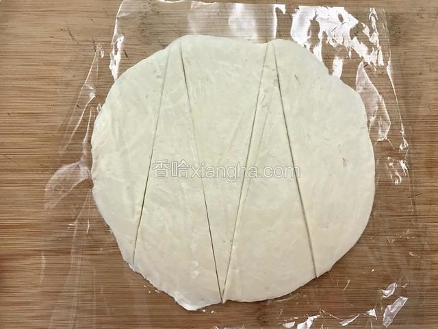 中间再如图切成四个倒三角形。这是第二张，我懒得切掉两边，结果证明成品并不好看，切掉边对成型很重要。