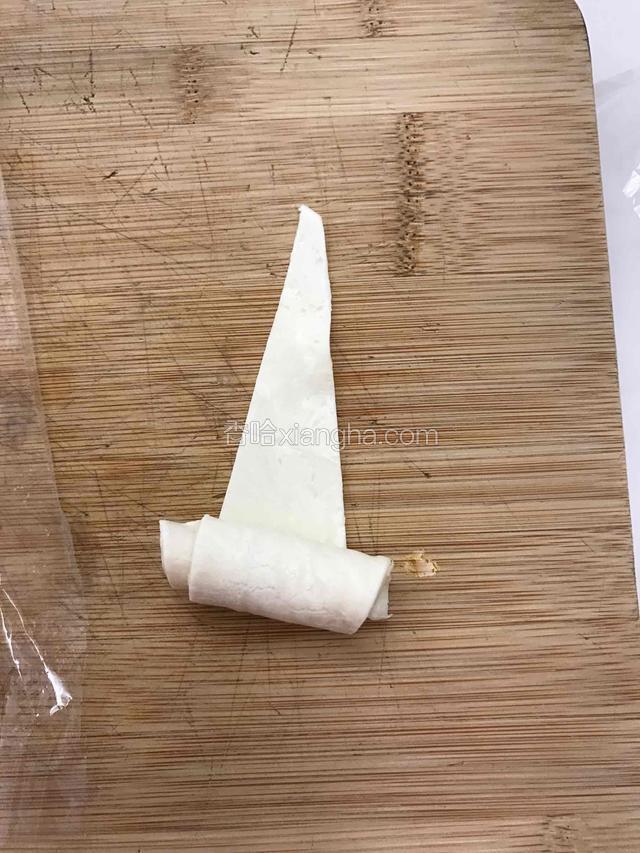 如图，从宽处开始巻，不要卷太紧，留点空间让饼蓬胀起来。我这个就卷的稍微紧了。