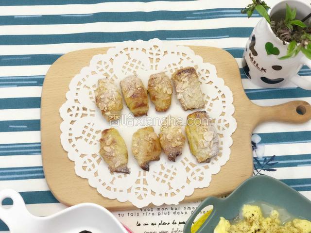 出炉后撒上糖霜趁热食用，味道相当好！
