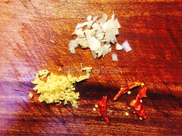 葱姜剁碎，辣椒切小段
