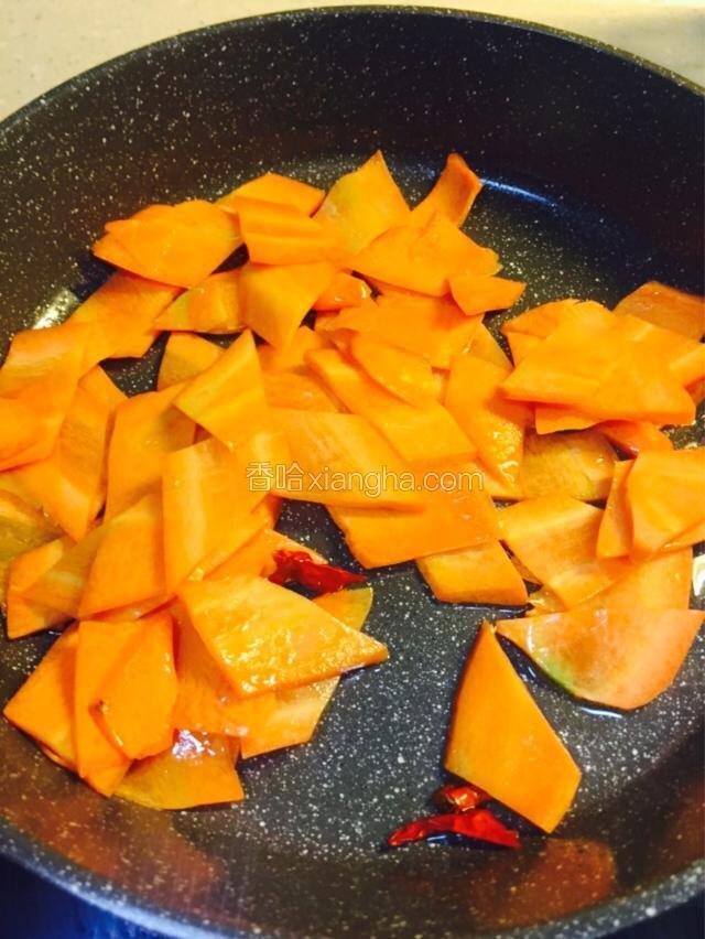 然后煸炒胡萝卜片