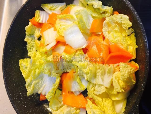 等白菜帮炒软后，下入白菜叶煸炒