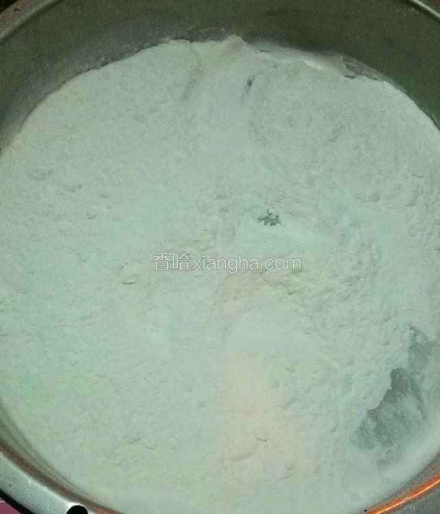 把做皮的糯米粉和玉米淀粉，糖倒入盘里拌匀