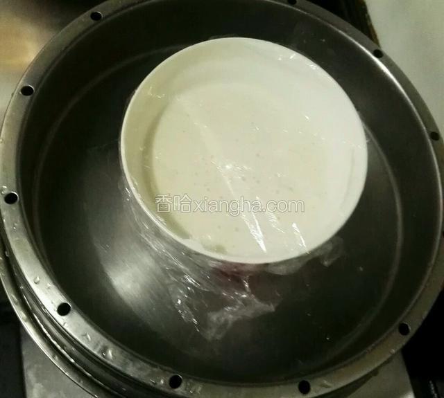 把搅拌均匀的粉糊倒入碗中，上面，包上保鲜膜，戳几个小洞，蒸锅上水后把装有粉糊的碗放入蒸盒，直接冷水开始蒸30分钟