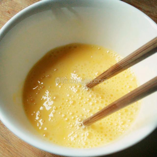 鸡蛋磕入碗中打散