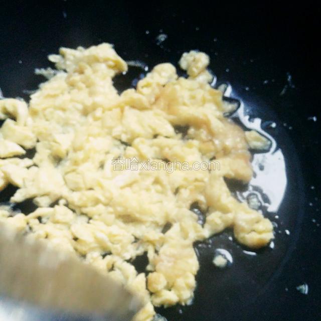 锅中加少许油烧热后，倒入蛋液炒熟，用铲子铲成小块，盛出备用