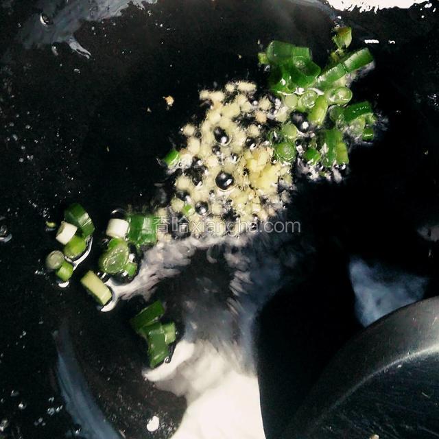 锅中重新加油，炒香姜末和一半葱末