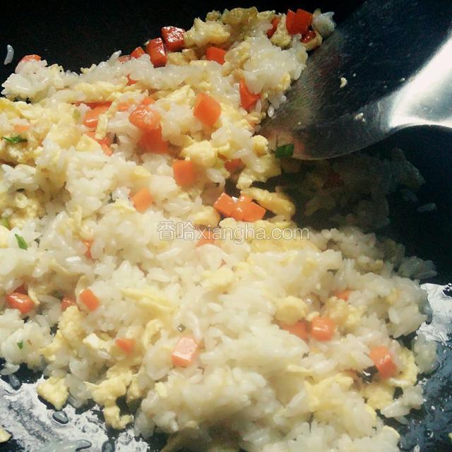 下入鸡蛋丁，翻炒