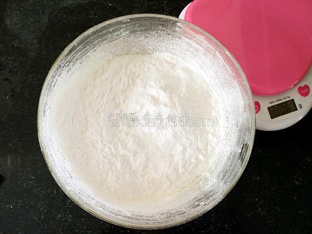 筛入奶粉，低粉，马铃薯淀粉，泡打粉。