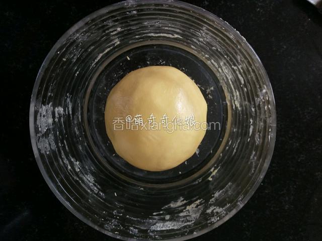 再用手揉捏成柔软不粘手的面团，包保鲜膜松弛10分钟。
牛奶就是这个时候加，如果揉的时候比较干无法成团，则可以视情况加入牛奶调节。