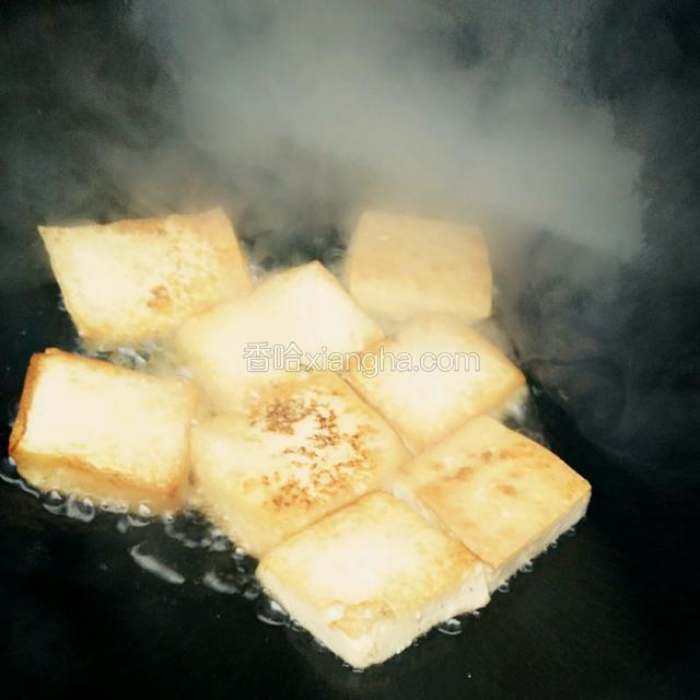 锅中加油，油热后，将豆腐两面煎至金黄，盛出备用