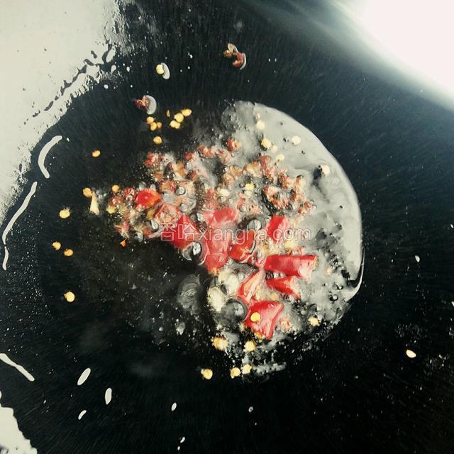 锅中留底油，小火炒香红辣椒和花椒粒