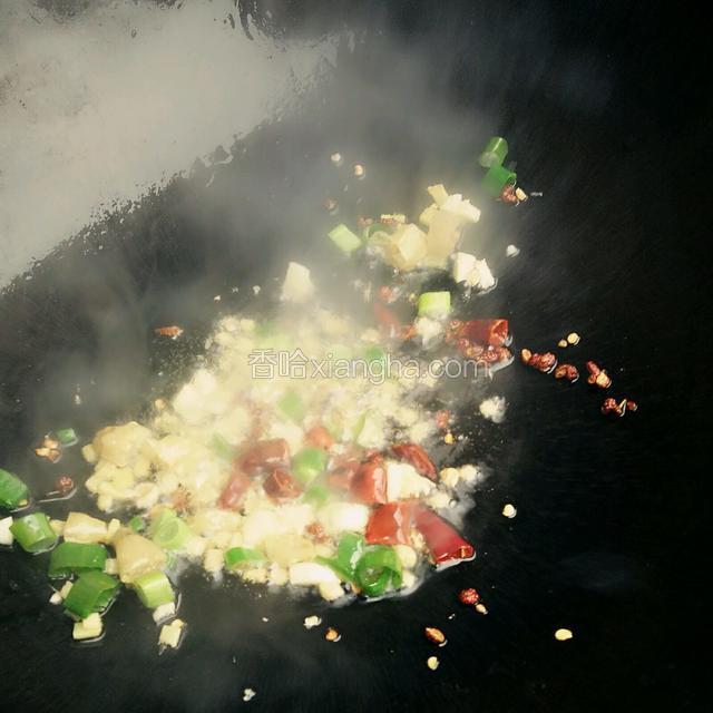 再倒入小米椒，蒜，葱姜末炒出香味
