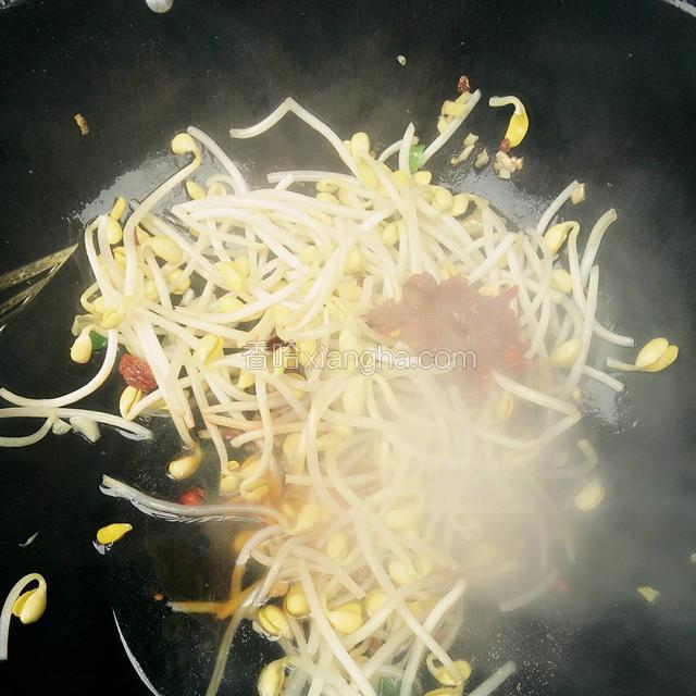 倒入一碗沸水，加入适量郫县豆瓣酱