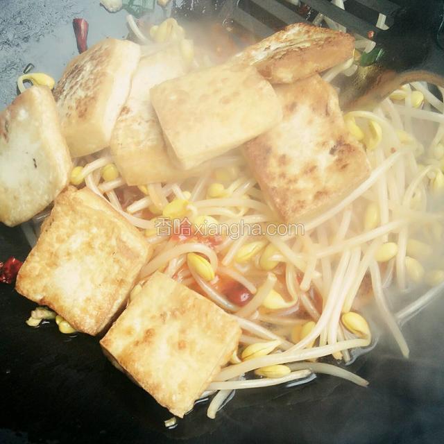 放入煎好的豆腐片，同煮