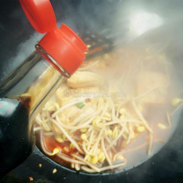 加入老抽、生抽、糖煮开后，转小火炖煮十分钟入味