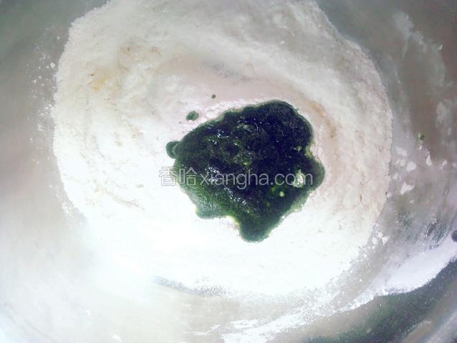 放入菠菜汁