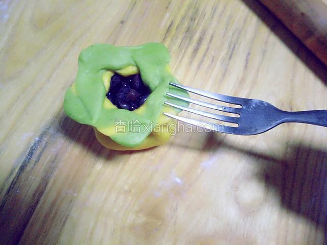 用叉子给每个角压一下，有点花纹