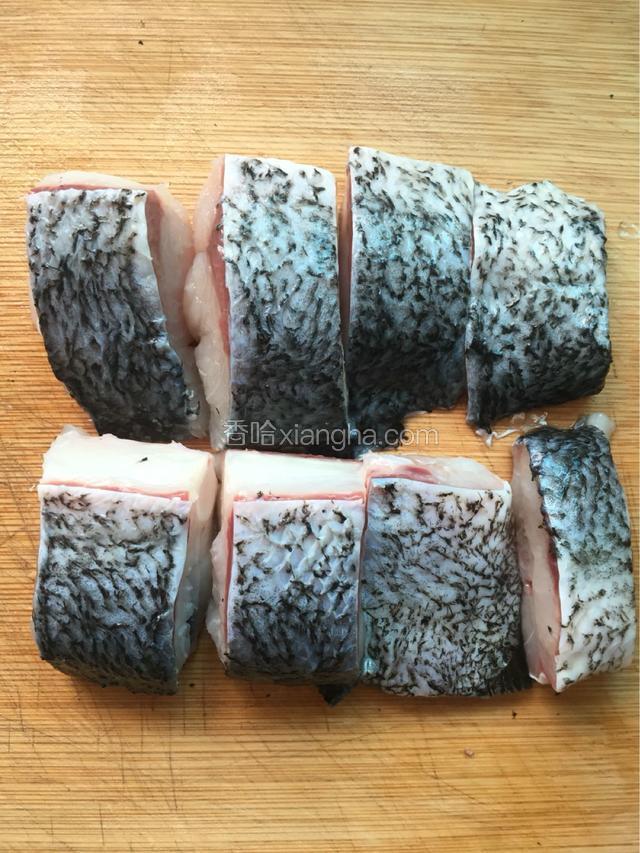 剁成块状  不宜过小过大  4-5厘米长方段即可