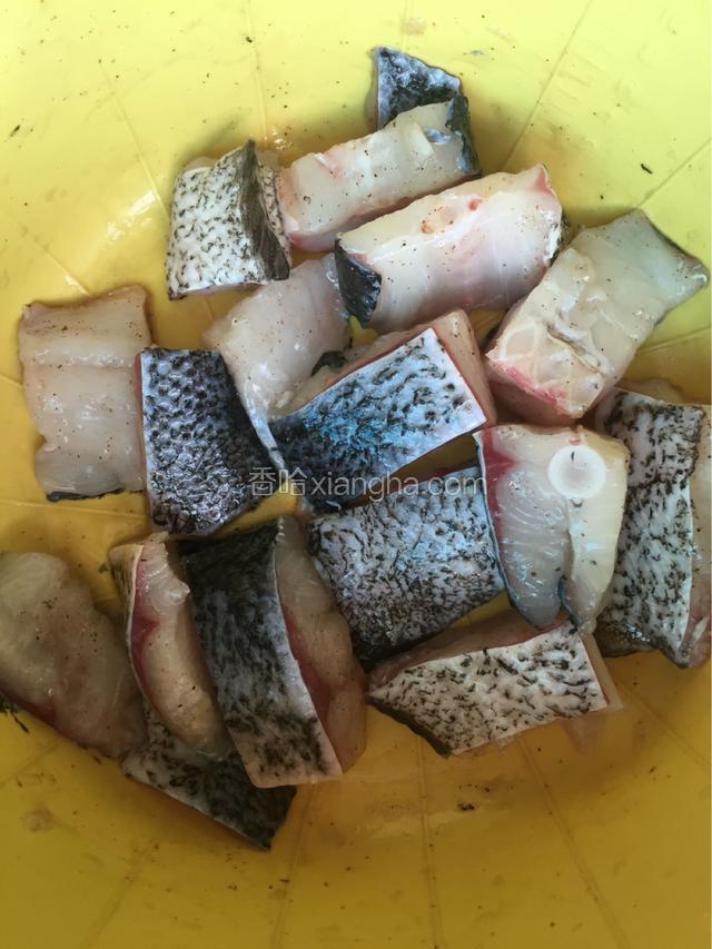 将调味料搅拌均匀 腌制10-15分钟 让鱼块入味