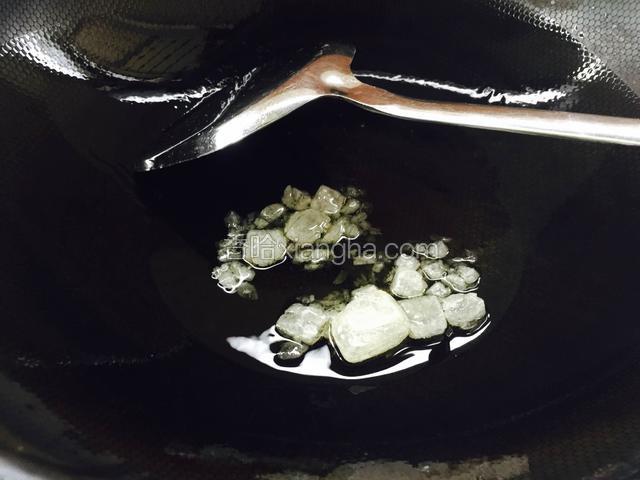 锅烧热倒入油，放入冰糖中火炒糖色。
