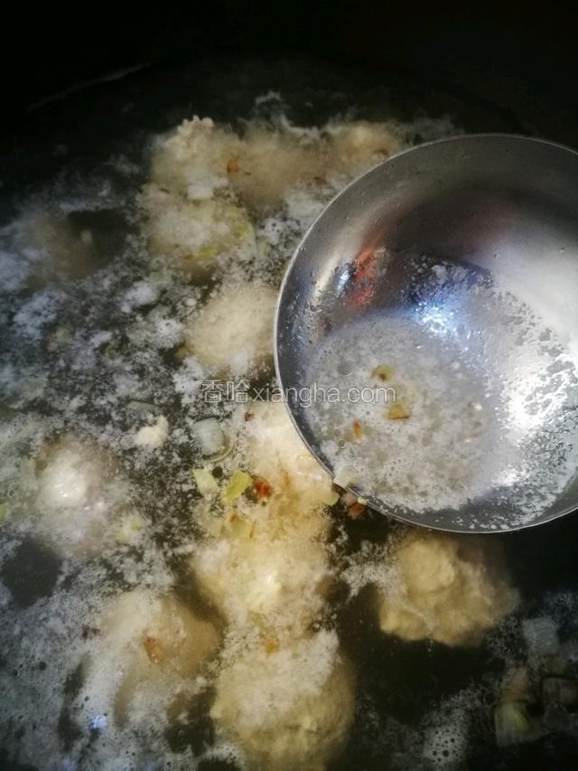 把丸子都下好之后撇去浮沫