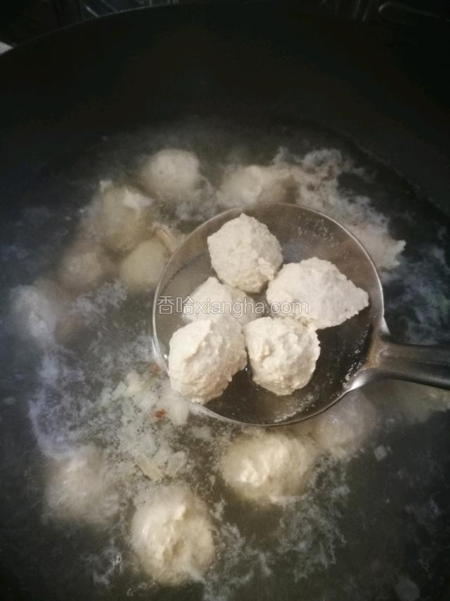 参照上面的方法，在水开锅后挤一个下一个丸子，看这丸子多饱满圆润～