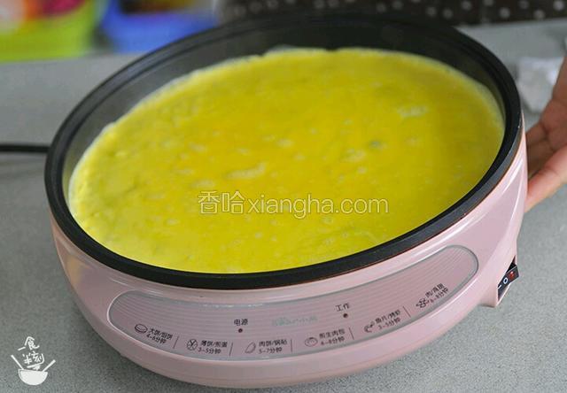 电饼铛加油，倒入蛋液煎至8成熟