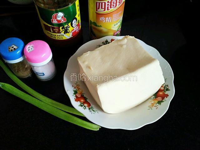 准备材料。
备3瓣蒜。