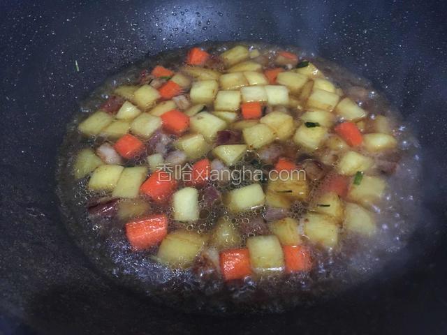 加入没过食材的清水烧开，转小火煮至土豆软烂即可。