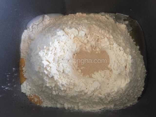 所有材料按照先液体后粉类的顺序放入面包机内开始揉面。