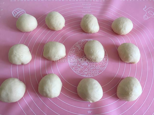 分割成12个小面团松弛十分钟。