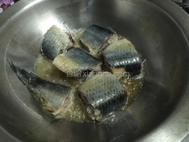 锅内放油烧至五成热，下鱼块煎至金黄（要火大一点的）。