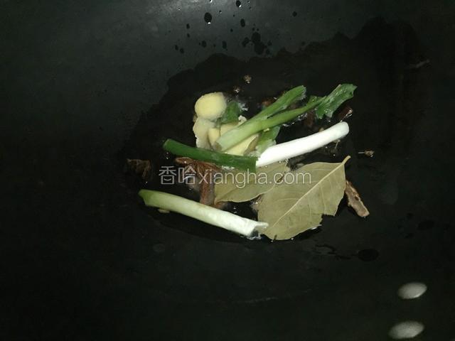 另用锅放油烧热，下调料爆香。