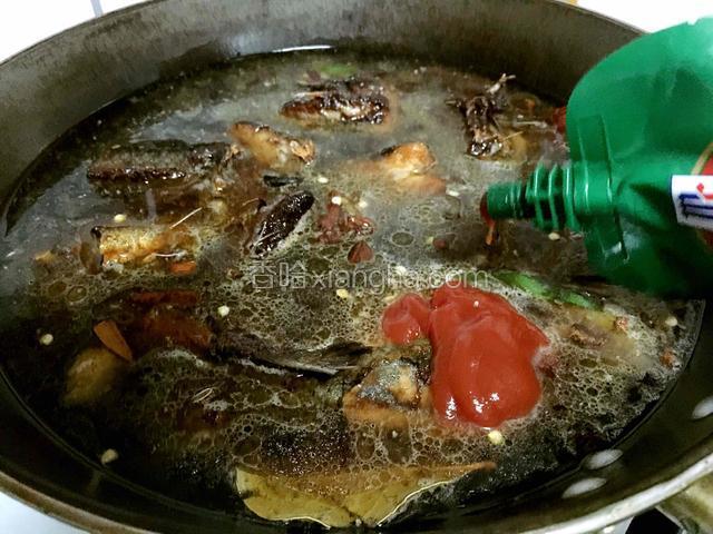 加入液体调料和盐调味，加清水没过鱼块。