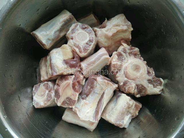 牛骨洗净
