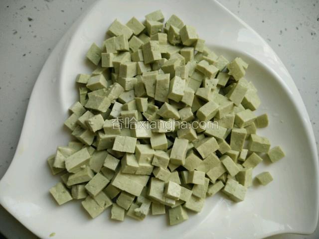 豆腐切小块装盘中